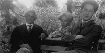 Fritz Kahn with his parents, Berlin, c. 1914